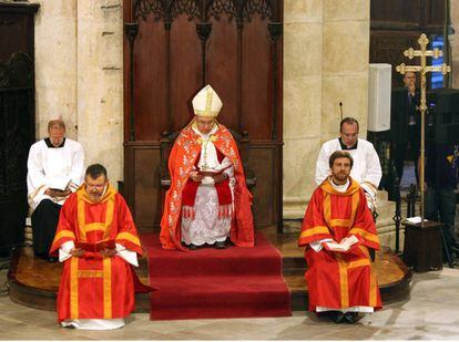 El arzobispo de Tarragona, Jaume Pujol Balcells, oficia una misa. 
