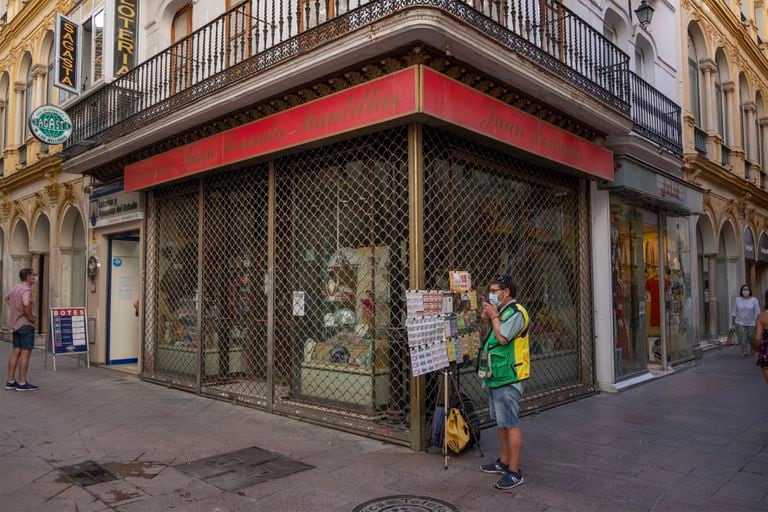 Una de las tres instalaciones cerradas de las cinco que tiene la tienda 'Juan Foronda' en Sevilla.