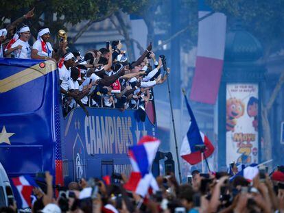 La selección de Francia, aclamada por la gente en París. 