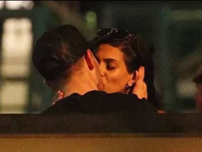 Nick Jonas y Annalisa Azaredo, besándose en Sidney. Es un fotograma de un vídeo del portal TMZ.