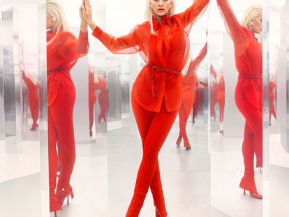 Rita Ora tiñe de rojo la nueva colección de Escada