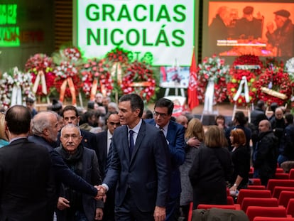 El presidente del Gobierno, Pedro Sánchez, en la capilla ardiente de Nicolás Redondo este jueves en la sede de UGT-Madrid.