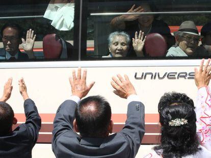 Ciudadanos de Corea del Norte despiden a sus familiares del Sur tras su encuentro en un hotel del monte Kumgang.