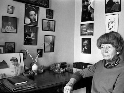 Violette Leduc en París en 1970. En la pared de su escritorio, fotografías de Simone de Beauvoir y Jean-Paul Sartre.