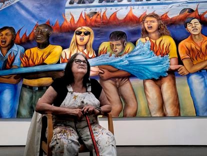 La artista Judy Baca frente a una sección del mural, titulada 'Generation on fire', el 26 de octubre en el LACMA.