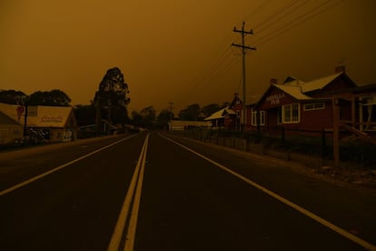 Vista de una carretera vacía en la localidad de Bodalla, al sur de la bahía de Batemans.