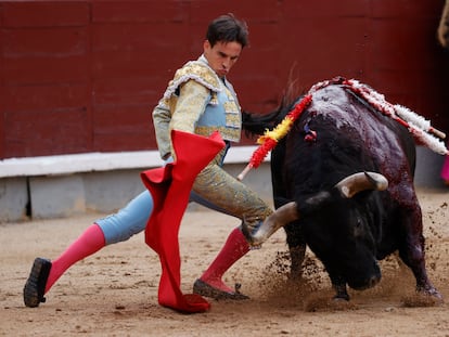 Gonzalo Caballero, en el inicio por bajo de su faena de muleta al tercero de la tarde.