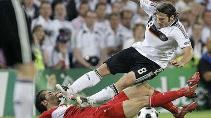 Frings pelea un balón con el turco Altintop en el partido de semifinales.