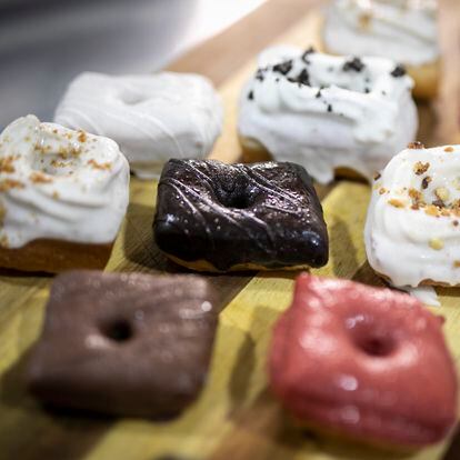 Así son los dulces de Cuvos, donuts cuadrados y veganos hechos en Barcelona.