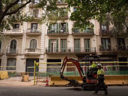 Obras de peatonalización de la 'superilla' (supermanzana) del Eixample de Barcelona, el pasado viernes.
