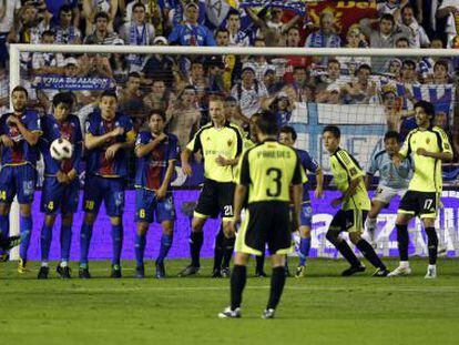 Gabi tira a puerta en el Levante-Zaragoza de 2011.