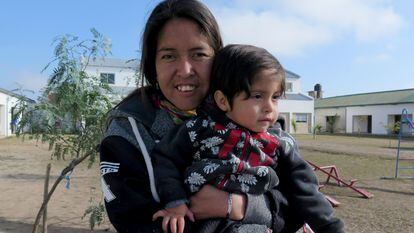 Marina Peralta abraza a su hijo Dylan, en Quimilí (Argentina).