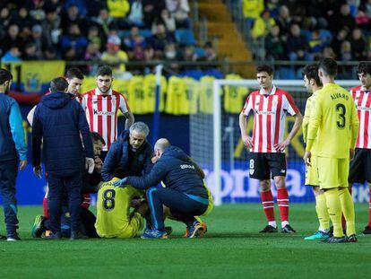 Fornals es atendido por los servicios médicos en el estadio de la Cerámica.