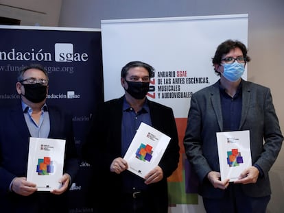 El director general de la Fundación SGAE, Rubén Gutiérrez, el presidente de la SGAE, Antonio Onetti, y el presidente de la Fundación SGAE, Juan José Solana, durante la presentación del anuario.