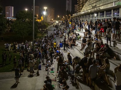 Botellón en el parque de la España Industrial de Barcelona durante la fiesta mayor de Sants, en agosto pasado.