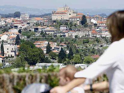 Vista panorámica de Tui. Abajo, el alcalde, Antonio Fernández Rocha.