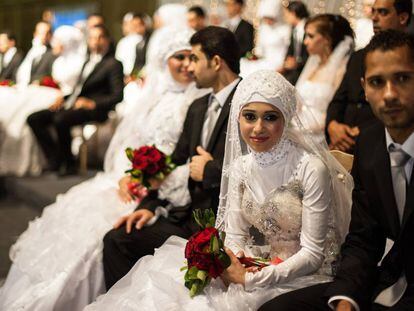 Ceremonia grupal en la que 50 parejas festejan su boda en la sureña localidad libanesa de Sidón