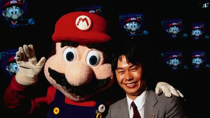 Shigeru Miyamoto, el creador de Mario, posa con su creación.