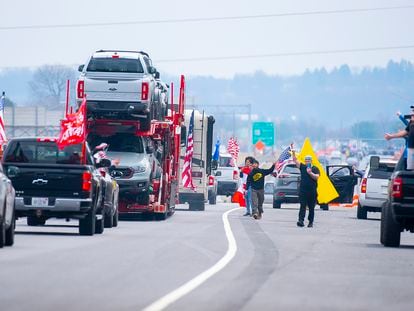 La caravana del Pueblo recibe apoyo en su camino de Hagerstown a Washington el domingo 6 de marzo.