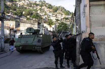 Batallón de choque en la favela Árvore Seca, en Río