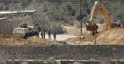 Soldados egipcio destruyen un tunel en la frontera con Gaza.