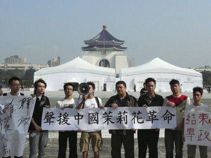 Una decena de universitarios taiwaneses, hongkoneses y de Macao congregados en una plaza de Tapei (Taiwán) para mostrar su solidaridad con la 'revolución del jazmín'.