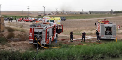 Bomberos recogen agua de un embalse tras la explosión de la empresa de pirotecnia en Zaragoza.