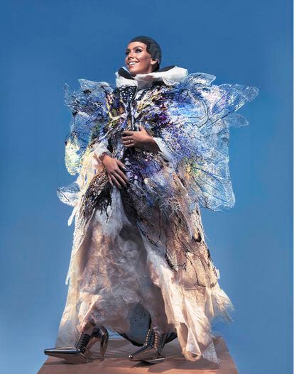 Sobre el vestido de Manuel Piña, Pedroche ha lucido una capa alada diseñada por Buj Studio. 