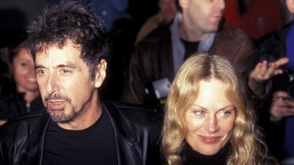 Al Pacino y Beverly d'Angelo asisten juntos al estreno de la película 'El informante', protagonizada por el actor, en el teatro Ziegfeld en Nueva York el 1 de noviembre de 1999.