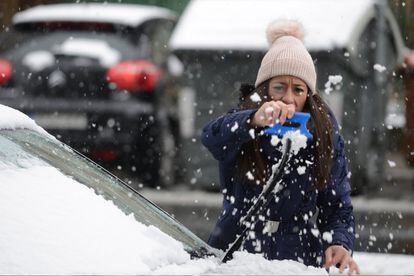 Los automovilistas que se han atrevido a ponerse al volante en Vitoria han tenido que retirar una buena capa de nieve de sus vehículos.