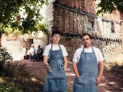 Los cocineros Olga García y Alex Paz en una de las calles del pueblo Huerta del Marquesado, en la serranía de Cuenca, donde dirigen el restaurante Fuentelgato.