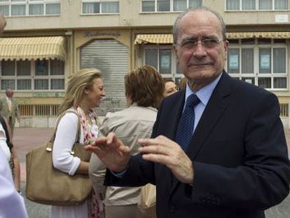 El alcalde de M&aacute;laga, Francisco de la Torre, el viernes en la barriada de El Palo.