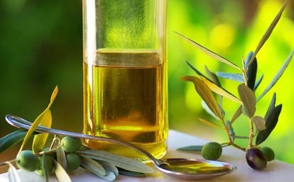 Oro líquido. Así se considera al aceite de oliva virgen extra (AOVE), un tesoro de la naturaleza y así lo reconoce la primera edición de Evooleum, que reconoce una selección de los cien mejores aceites del mundo de la campaña de 2016. Un jurado de 22 expertos internacionales han elegido a los mejores.