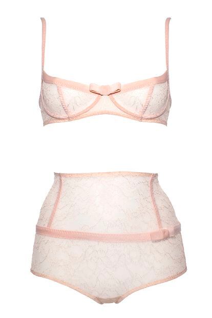 Por María Romero. Conjunto de encaje blanco con detalles en rosa empolvado y lacito de Maud&Marjorie (sujetador 150 euros y culotte 105 euros).