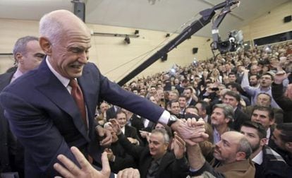 Yorgos Papandreu saluda a sus partidarios ayer en la reuni&oacute;n inaugural del nuevo partido.  