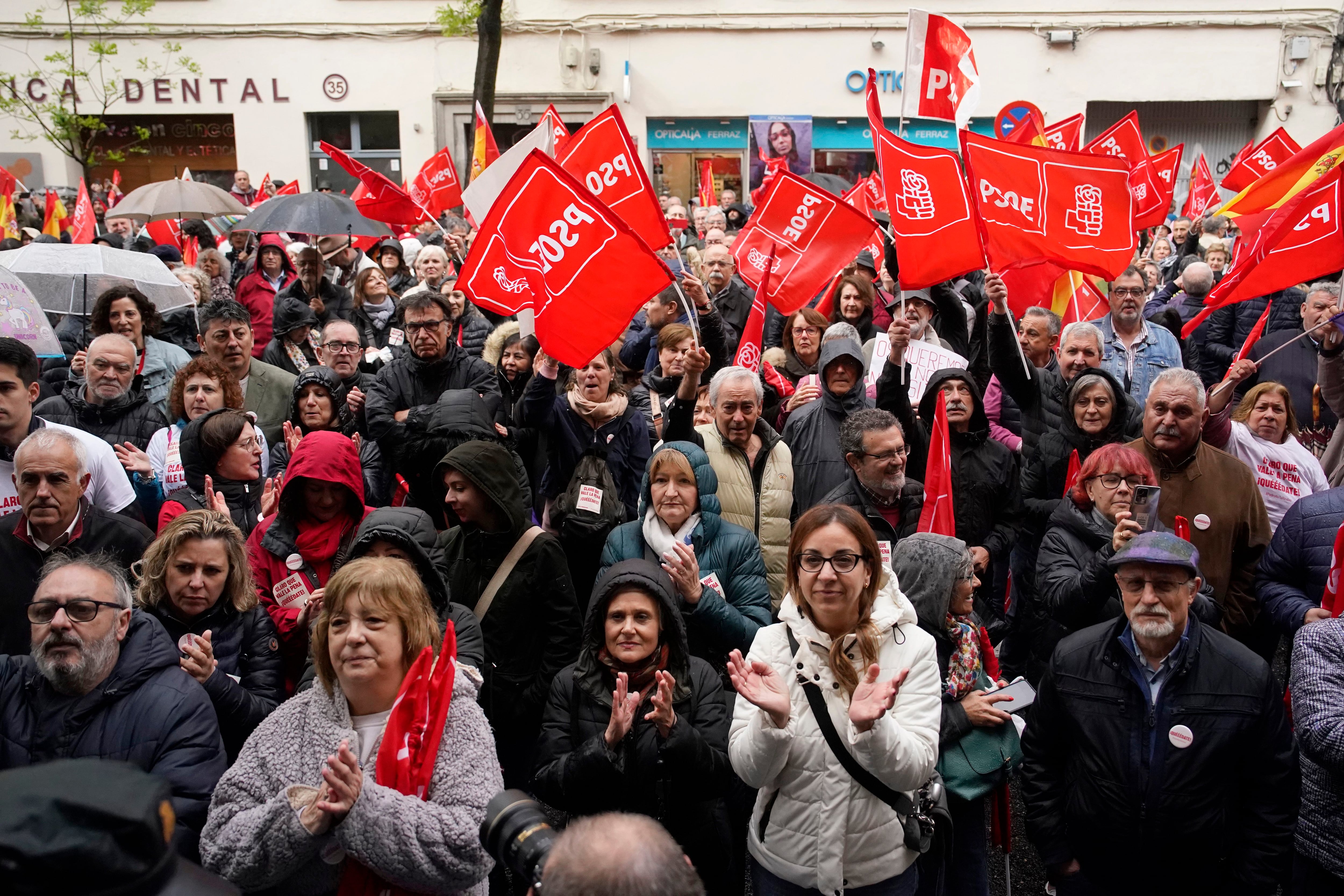 La manifestación en apoyo a Pedro Sánchez, en imágenes