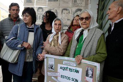 Inés Ragni y Lolin Rigoni de Madres de Plaza de Mayo al momento de anunciar una marcha contra el 2 por 1 en Neuquén.