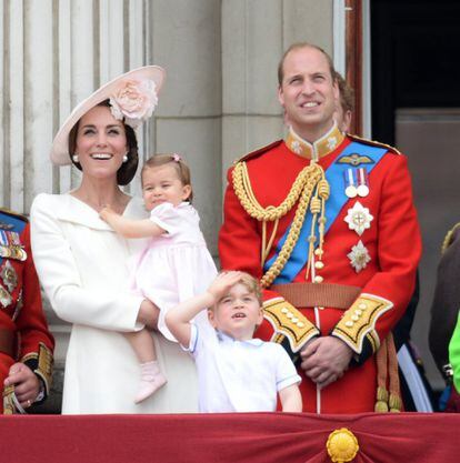 El 11 de junio de 2016, Carlota se asomó por primera vez al balcón del palacio con sus padres y hermano durante el Trooping the Colour en Londres. 