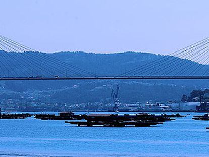 Vista del puente de Rande sobre la ría de Vigo.