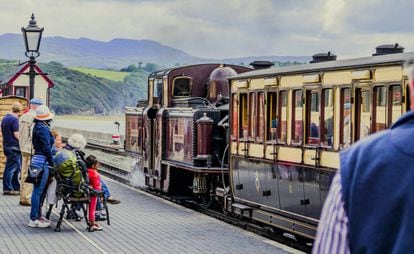 El convoy Ffestiniog, un tren de vía estrecha que recorre Gales del norte, en la estación de Porthmadog.