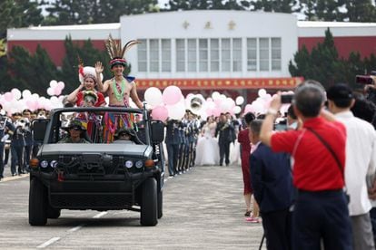 En la edición del año pasado de estas bodas militares colectivas --que se comenzaron a celebrar en 2014--, hasta tres parejas gais solicitaron casarse pero se echaron atrás en el último momento debido a la presión social, según fuentes militares citadas por la prensa local. En la imagen, una pareja aborigen participa en la celebración.