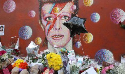 Altar junto a un mural de David Bowie en Brixton, Londres.