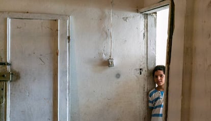 Un niño de 10 años posa en una de las habitaciones de su casa, en el barrio de Karantina (Beirut).