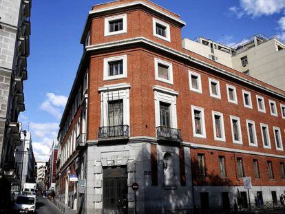Edificio situado en el número 30 del Paseo del Prado de Madrid, propiedad del Ayuntamiento madrileño.