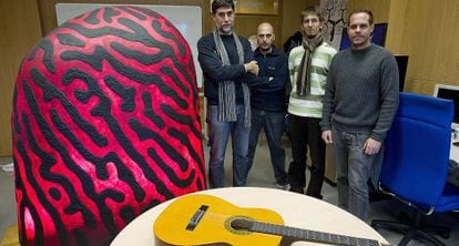 Francisco Vico, a la izquierda, junto a parte de su equipo y el ordenador que compone música clásica.