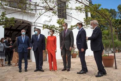 Los reyes ,Felipe VI y la reina Letizia , junto al ministro de Cultura de entonces, José Manuel Uribes, y el presidente de la Generalitat, Ximo Puig, en la casa de Francisco Brines en abril de 2021 para entregarle el premio Cervantes. 