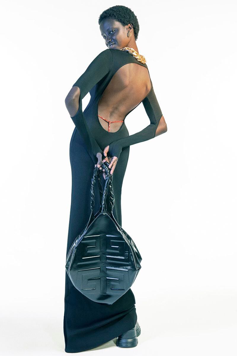 Givenchy lo apuesta todo al tanga visible para la próxima primavera-verano.