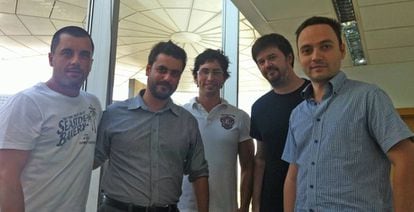 De izquierda a derecha: Bernardo Quintero, Alejandro Bermúdez, Emiliano Martínez, Julio Canto y Francisco Santos, parte del equipo de VirusTotal, en una foto antigua.