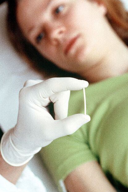 Una mujer aguarda la colocación del implante.