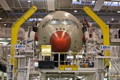 Un avión en construcción en la fábrica de EADS en Toulouse (Francia).